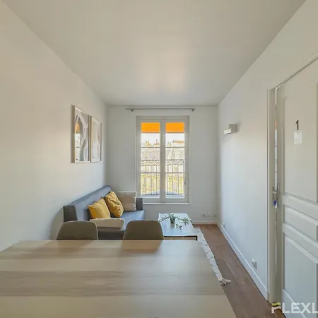 Beautiful 3-room 1st Apartment