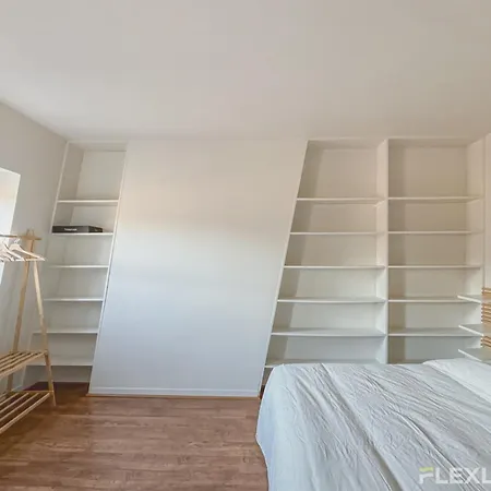 Beautiful 3-room 1st Apartment